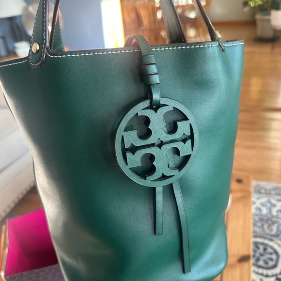 Tory Burch Miller Bucket Bag Green - Picture 4 of 15